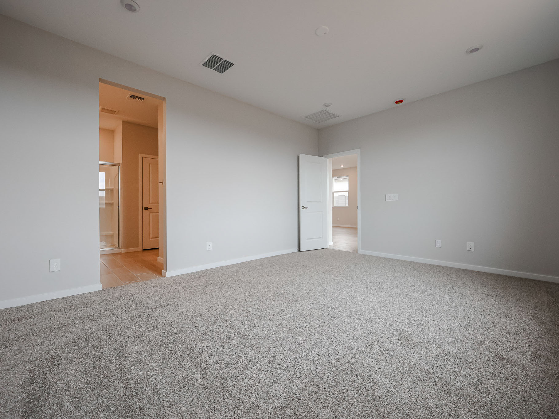 A room with a carpet and a carpet.