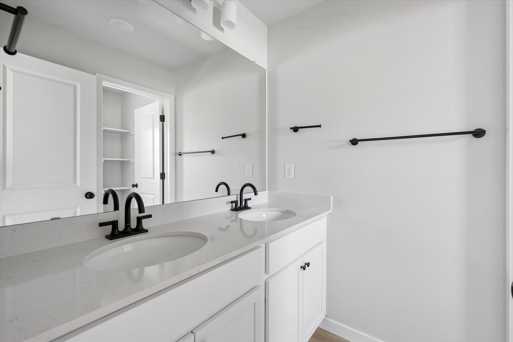 A bathroom with a sink and a mirror.